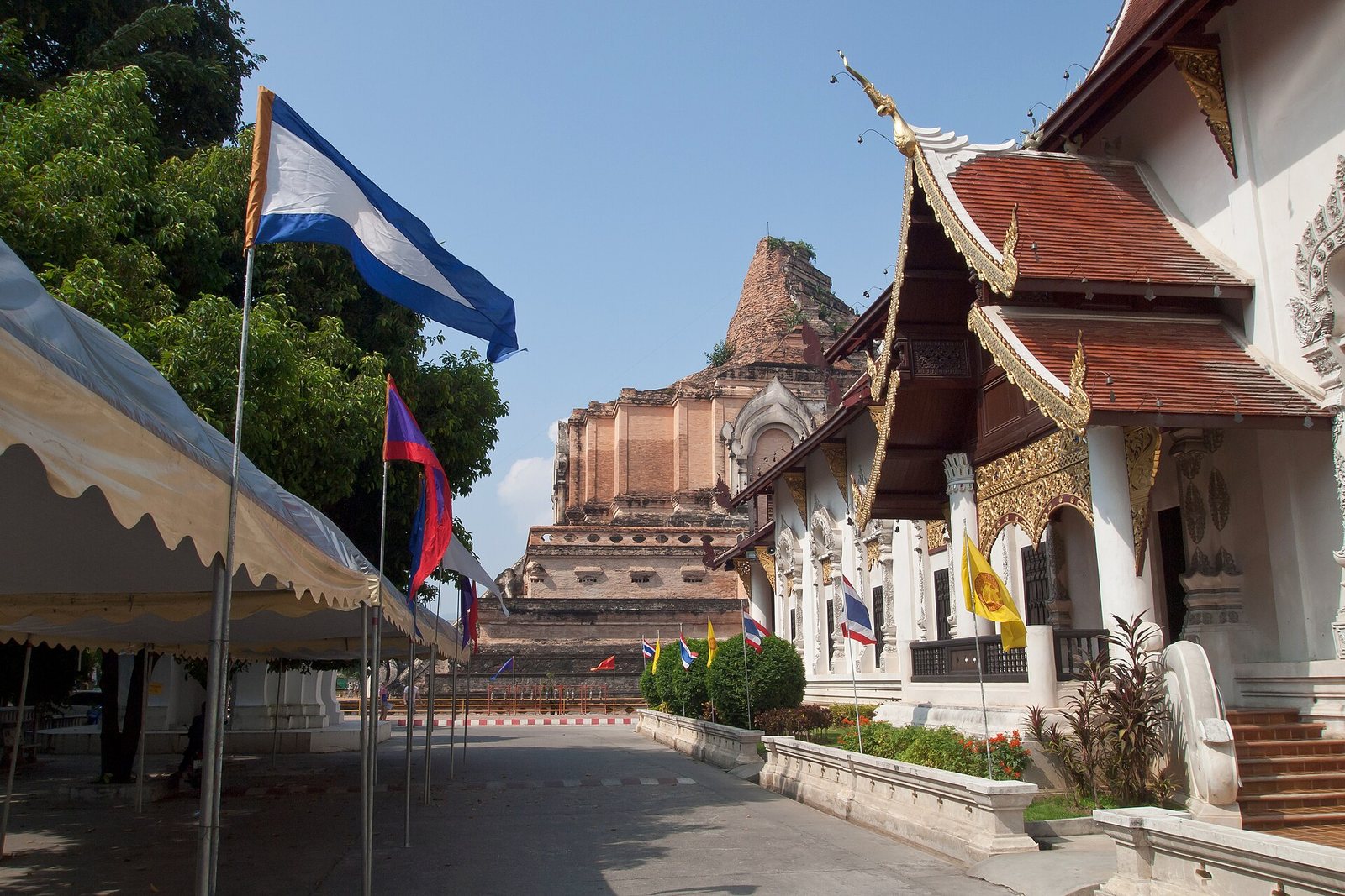 清邁契迪龍寺中央的磚造佛塔和寺院屋頂。