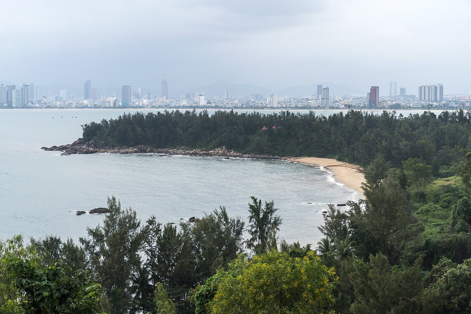 從高處俯瞰峴港市區與海岸線