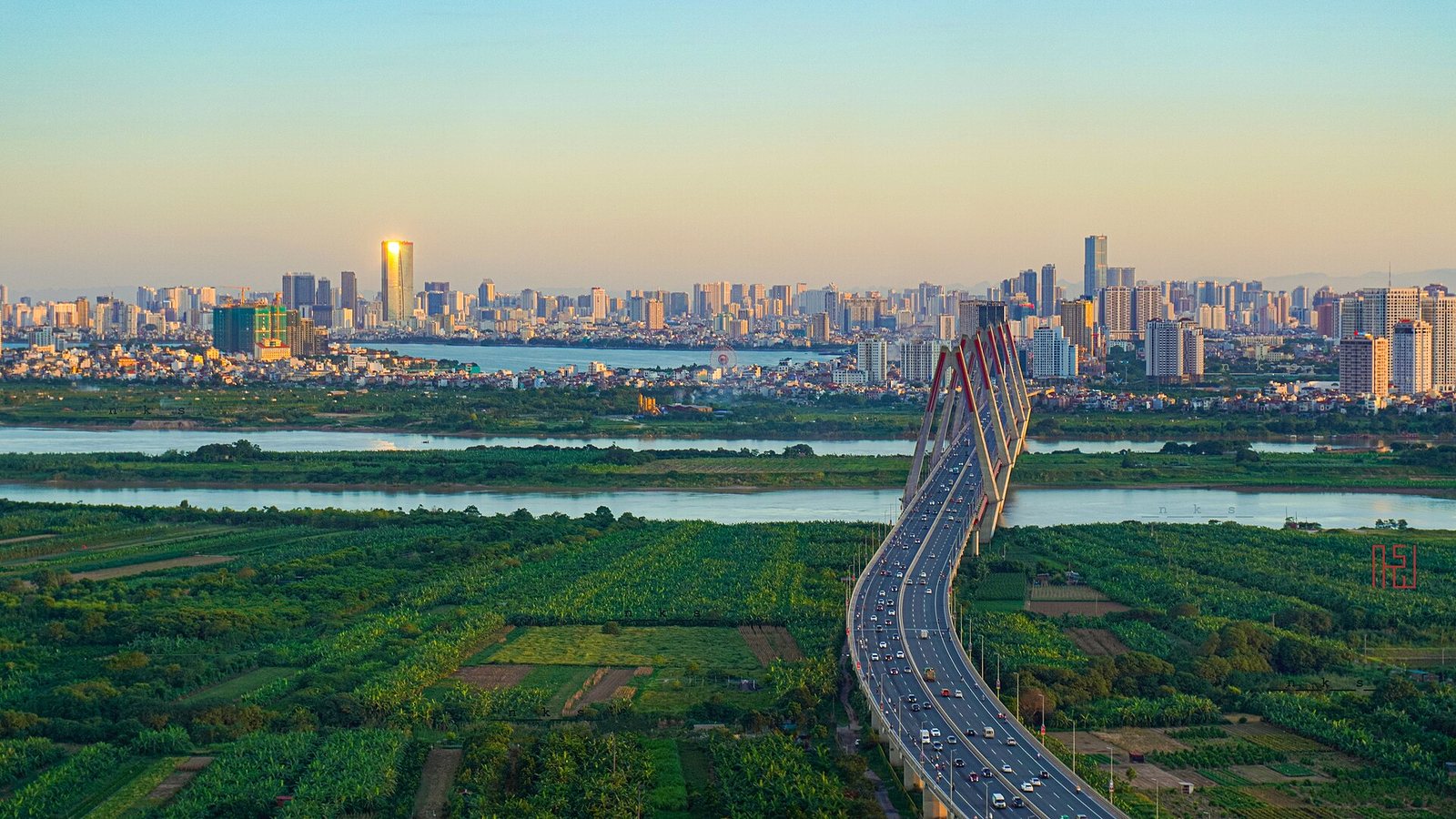 河內市區的屋頂與樹木，遠處是城市天際線。