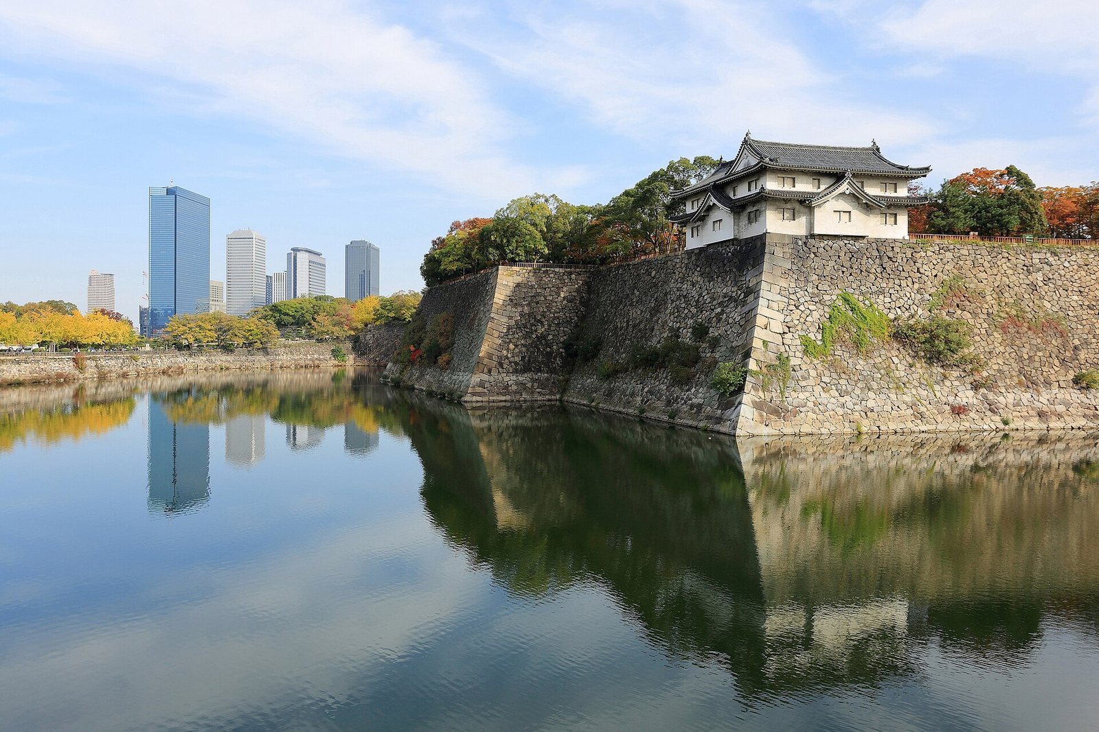 大阪城外護城河的石牆，後方是大阪商業園區的高樓。