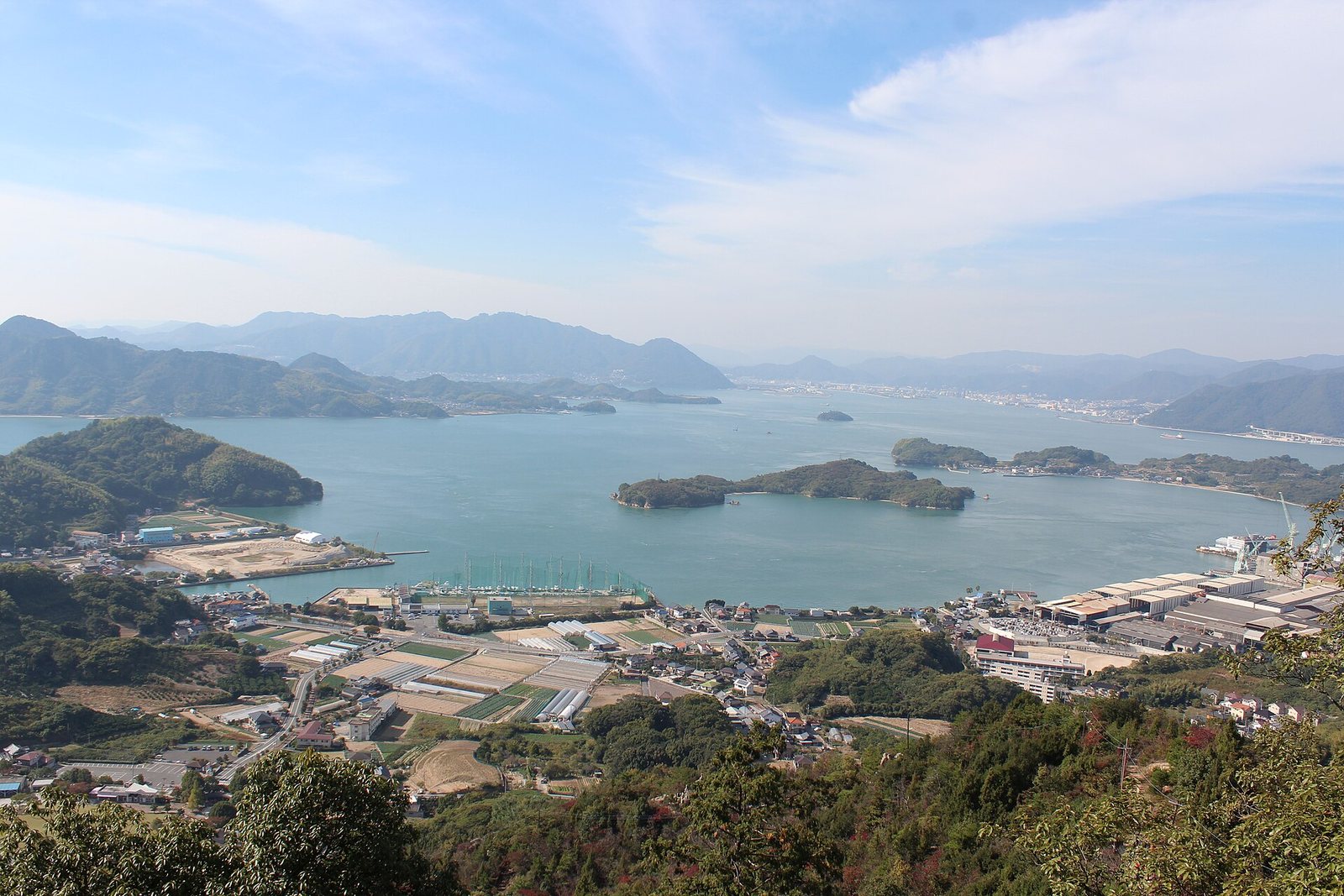 瀨戶內海的島嶼與海面，遠處可見起伏的島岸。