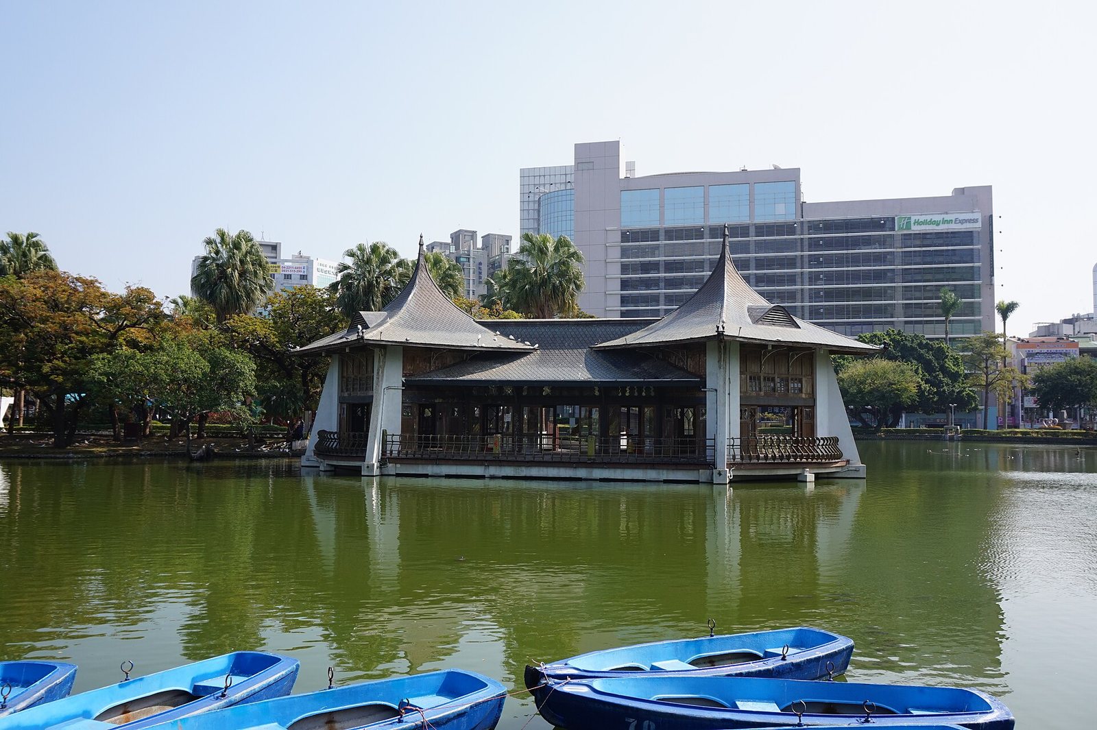 台中公園湖心亭與湖面。