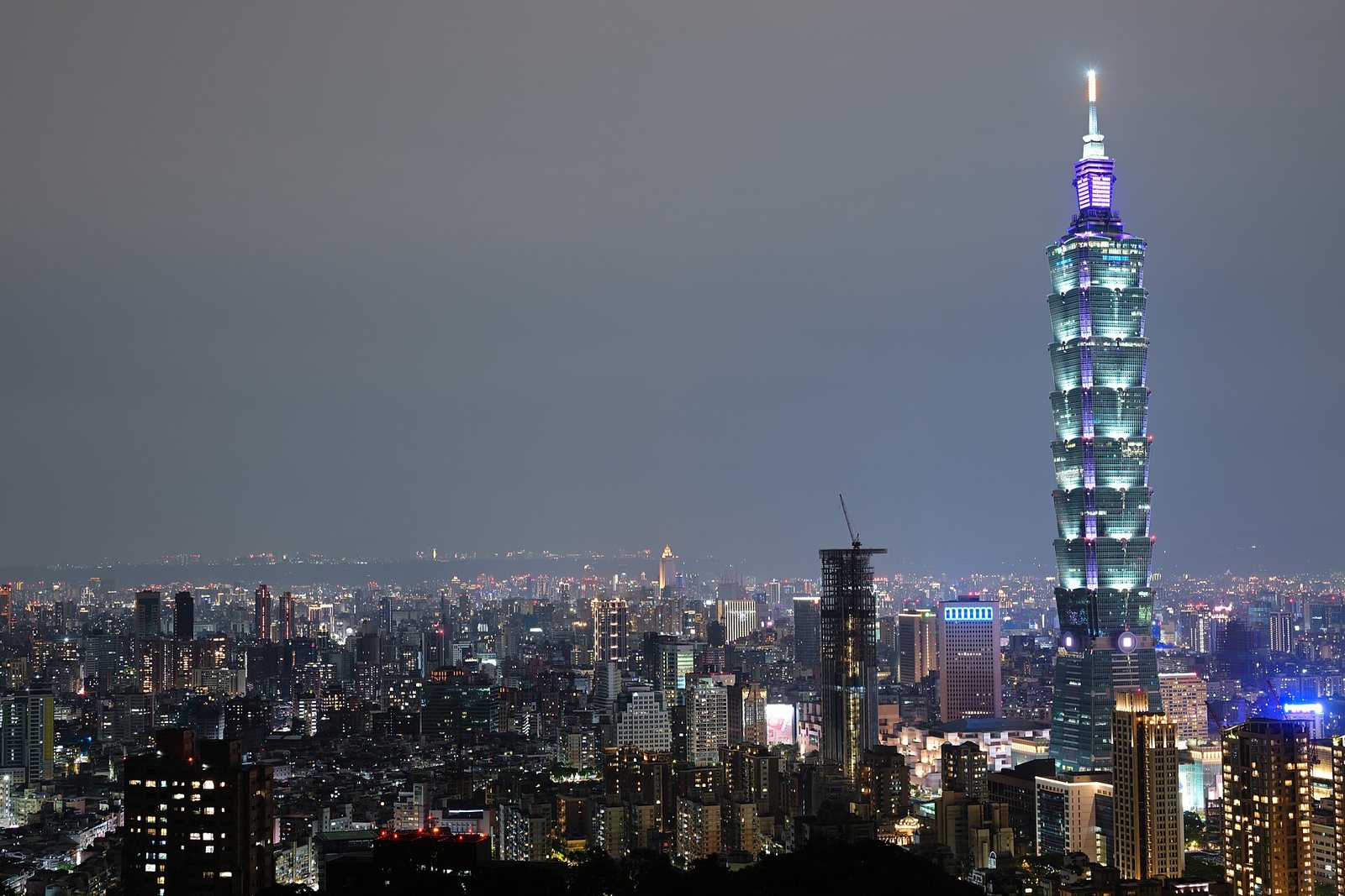 從山上望向台北的天空線，台北 101 在夜色裏亮着。