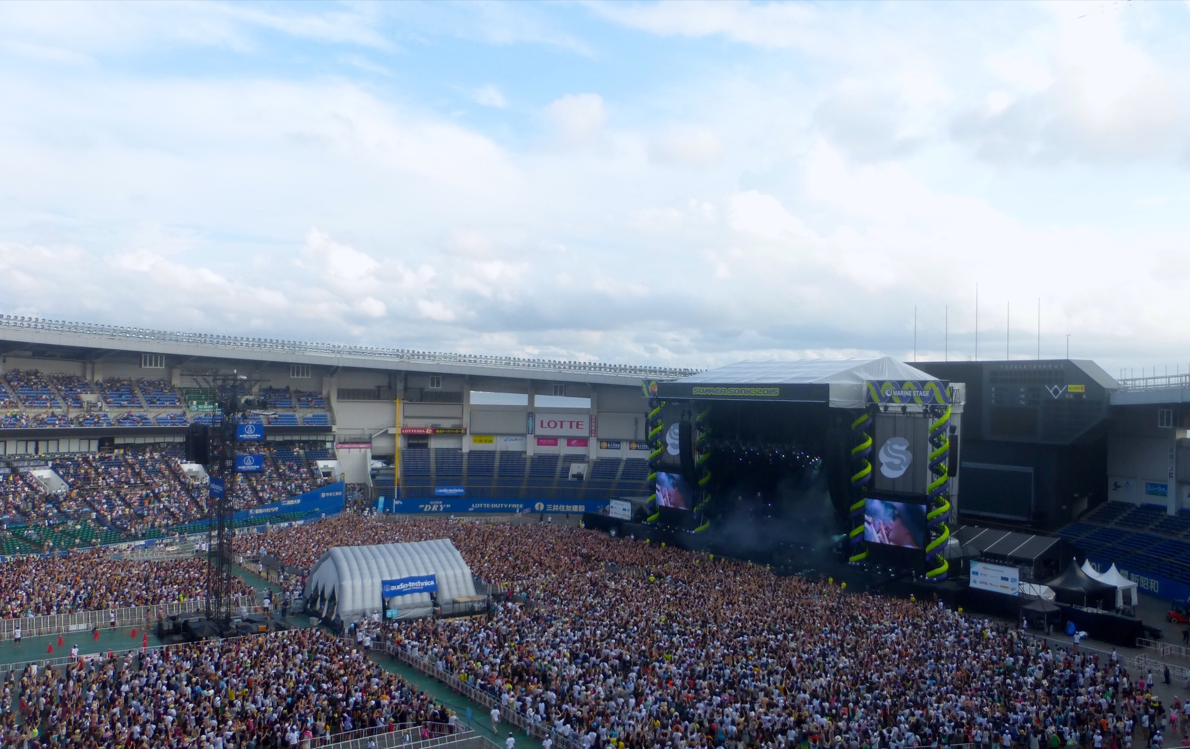 千葉 Summer Sonic 音樂節的主舞台與觀眾。